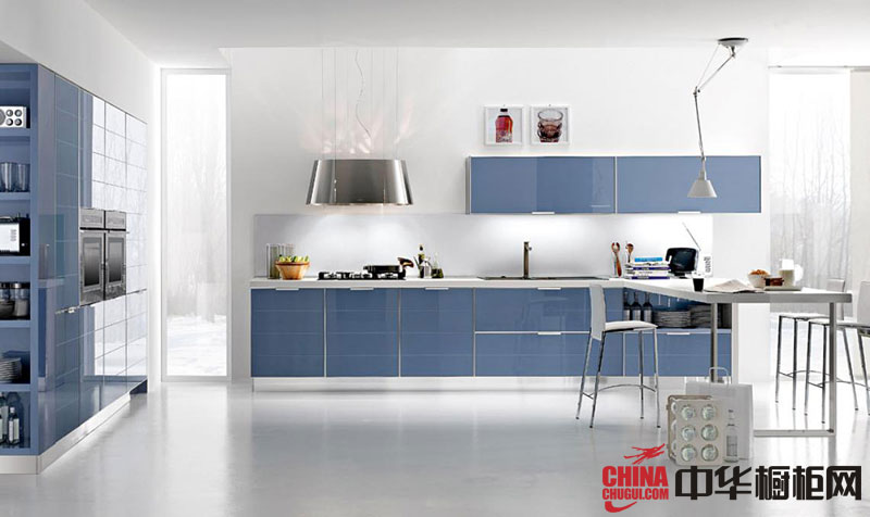 时尚淡蓝色烤漆橱柜效果图 一字型整体厨房装修效果图_最新图片-中华橱柜网