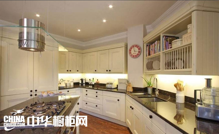 欧式风格整体橱柜图片 尽展优美厨房空间:一些小灯饰品,让吊顶看上去犹如夜晚的天空,小的灯饰闪耀的样子也非常漂亮呢,厨房吊顶简单的装修在这不规则的小厨房中也是完美的搭配,厨房中橱柜的搭配风格比... --> 欧式风格整体橱柜图片 尽展优美厨房空间:一些小灯饰品,让吊顶看上去犹如夜晚的天空,小的灯饰闪耀的样子也非常漂亮呢,厨房吊顶简单的装修在这不规则的小厨房中也是完美的搭配,厨房中橱柜的搭配风格比较欧式化,完美呈现出清新素雅的厨房空间。