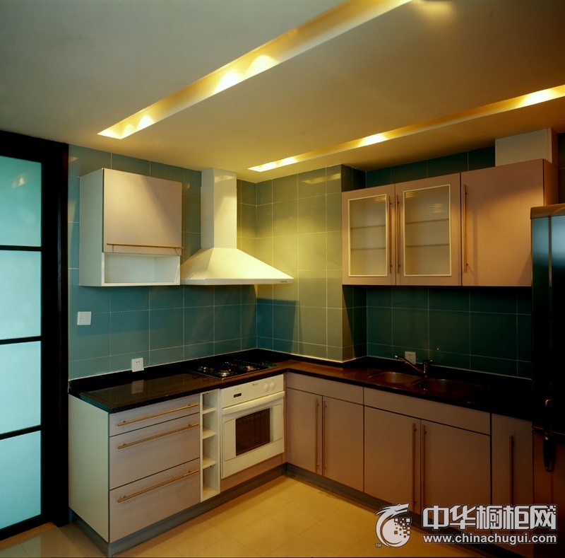 舒适简欧厨房橱柜装修效果图 白色l型整体橱柜效果图