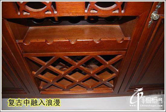 二、欧式开放设计 像面积比较大的厨房就很适合L形橱柜和岛台的设置,此橱柜贴墙的设计更节约了空间。立柜、吊柜、地柜高低错落有致,凸显层次感。 雅致的岛台 岛台既可做备餐区,也可巧妙收纳。藤篮能方便地抽拉,里面可放置未洗的果蔬。 镂空雕刻的复古,让红酒架有了别样的浪漫。
