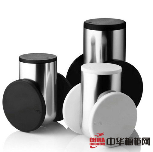 名称:炮台牙签筒 品牌:Menu 炮台牙签筒 推荐理由:这款可爱的牙签筒,外形像炮台,独特的设计还可以让筒身翻筋斗,它还配有轮子呢!这款产品和炮台椒盐罐为同系产品,外表材料为氧化铝,炮台轮子与盖子为合成塑料。 炮台牙签筒 炮台造型的牙签筒,栩栩如生,想象如同推着真的大炮一般,亲赴您的美食战争,不但可以调整炮口的高低,您也可以推着他缓步前进,非常有趣整体造型,带给你不一样的餐厨感受。