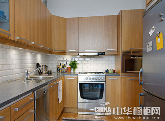 开放式或封闭式 木色橱柜搞定两种厨房户型