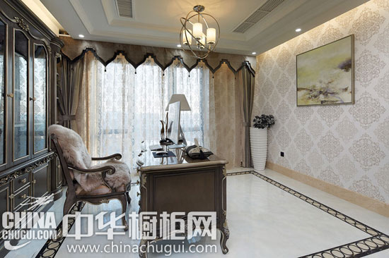 【中华橱柜网】这是一个充满艺术气息浓厚的家,家装风格有后现代与新古典混搭,呈现出的美学概念皆是与随意融合出一种优雅、平和的姿态。那么厨房装修则是负责新古典的部分,让就算是满是油烟的地方却散发着唯美的风采。 艺术气息浓郁家 新古典橱柜营造唯美风采 【客厅装修效果图】 设计点评:简欧风格的展示带来空间的清雅文艺之感,愈加的典雅丰润。