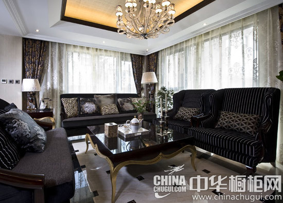 【中华橱柜网】这是一个大户型的德式风格案例,严谨而不乏和谐,优雅而不乏简洁,非常符合现代人生活的诉求和理念。厨房面积偏大,在保证通透性的同时,也注重个性的表达,棕色木纹面橱柜既保留了古典的大气,也承载了现代风格的简洁,两者兼备,魅力无可阻挡。 德式风格客厅装修效果图 【客厅】黑色的沙发和纯黑的茶几,在客厅的软装色调上别墅设计师选择了高贵稳重的深色,而地面、墙面、天花板等硬装上则用了浅白相较而言比较明亮的色调,形成了一种色彩上的明显对比,整体兼具古典的大气和现代的简洁。