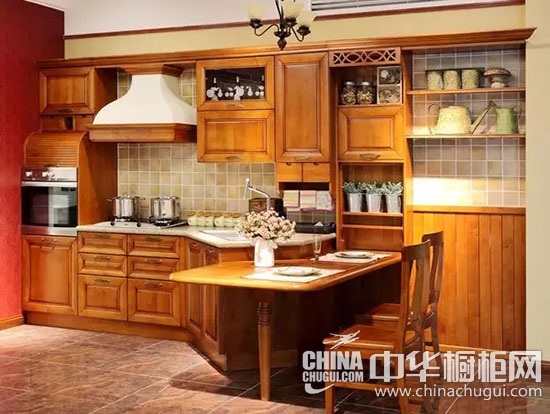 一般在我们的脑海里出现的欧式风格家居装修都是雄伟壮观的白色柱梁,现代欧式风格融合了人们的生活理念。在厨房装修上,通常是深褐色橱柜搭配白色的墙面,也许有些单调,但欧式风格中,常常挂上装饰灯来加以缀饰。橱柜的整体设计也是和中式风格的一样,方便日常物品的存取。 厨房装修 整个厨房的感觉显得非常的大方,整个厨房没有多余的颜色点缀,因而在橱柜的颜色选择上也采用了一款浅色的设计,整体原木色,显得非常的有线条感。