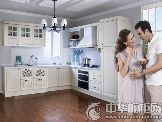 【中华橱柜网】L型也称半围合式布局,是目前使用比例最多的一类。你家厨房不那么大时,L型厨柜则是不二选择,利用转角的设计很好的节省了空间,又能形成洗、切、炒完美的工作区域。流水线的整体设计,让人操作起来十分便利。本期橱柜导购栏目为大家推荐L型橱柜,让小空间打造完美L型厨房。
