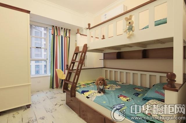 【中华橱柜网】人生如路, 须在荒凉中走出繁华的风景来。生活如棋,须在博弈中走出一番精彩。小编今天推出的是一款北欧风格的家装,喜欢的小伙伴们记得收藏哦! 客厅 北欧风格客厅装修效果图 在色调上以暖色为主,我们可以看到明媚动人的黄色、清幽淡雅的白色、时尚有感的黑色等缤纷的色调混搭,既不会过于繁杂又不会使人眼花缭乱,协调的刚刚好。